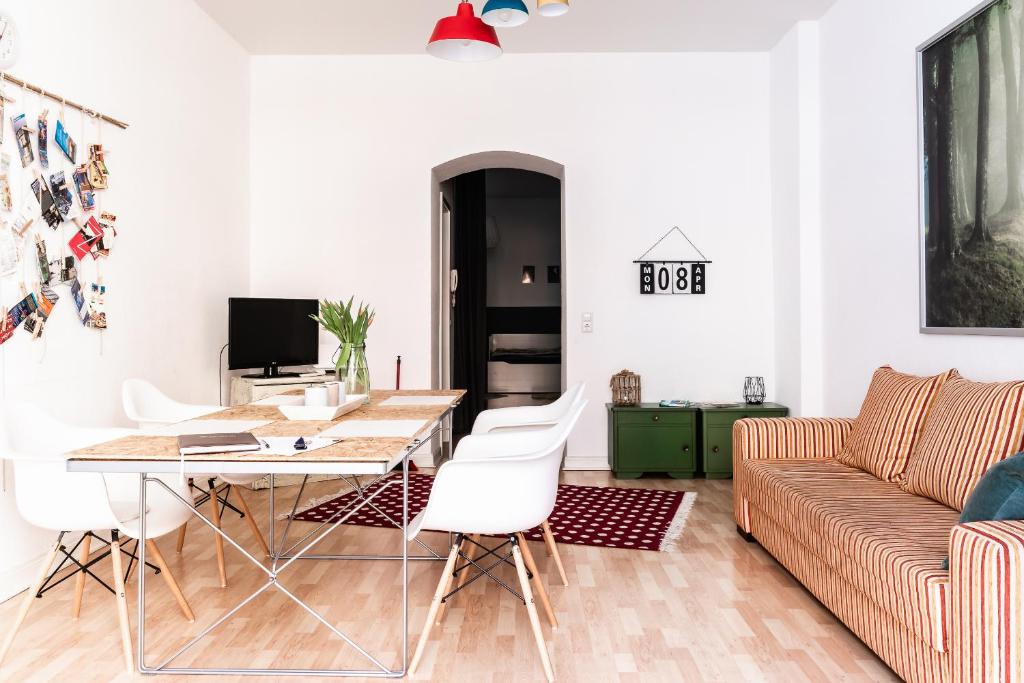 柏林Family-friendly apartment in the center of Berlin的客厅配有桌子和沙发