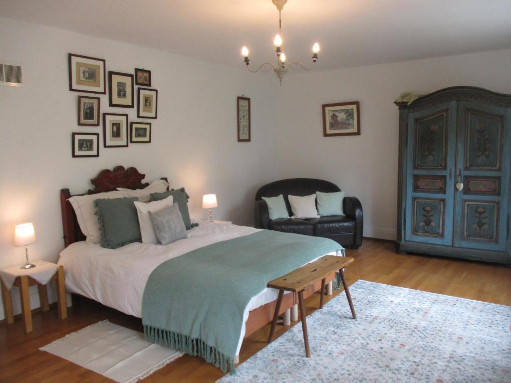 盖布维莱尔La maison de Lili的一间卧室配有一张大床和一把椅子