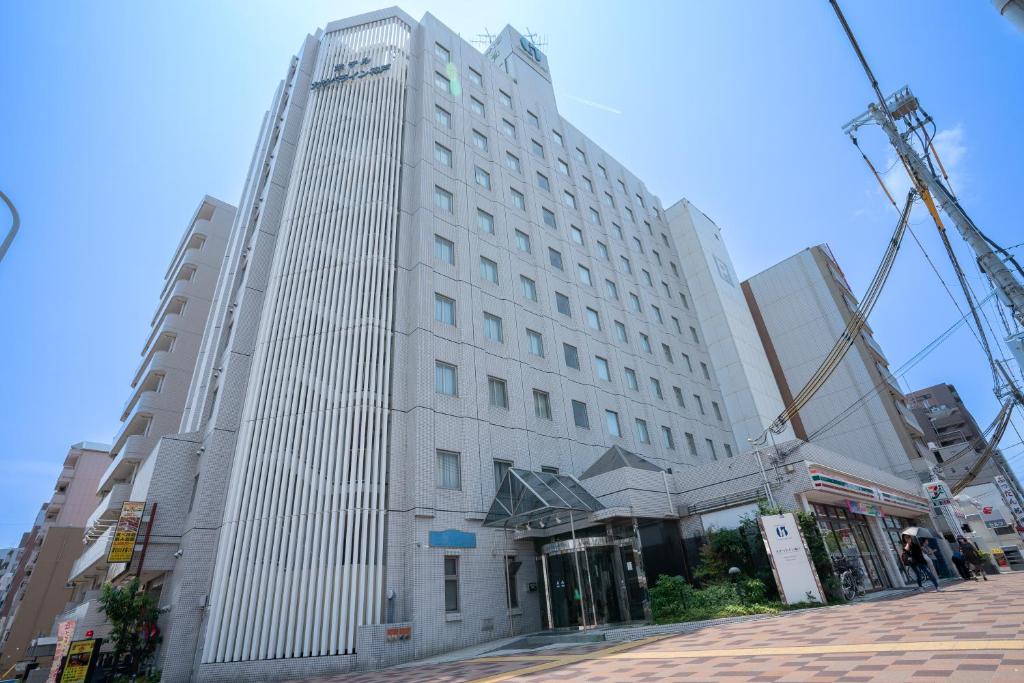 神户Hotel Casabella Inn Kobe的一条城市街道上高大的白色建筑