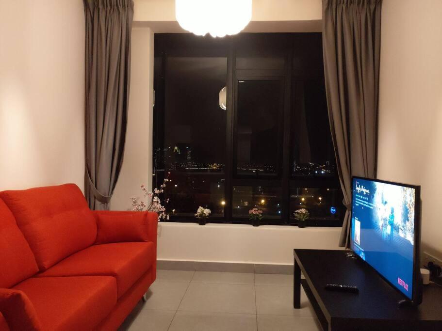 塞贝维KA1707 - Cyberjaya-Netflix-Wifi- Parking, 1005的客厅设有红色的沙发和窗户。