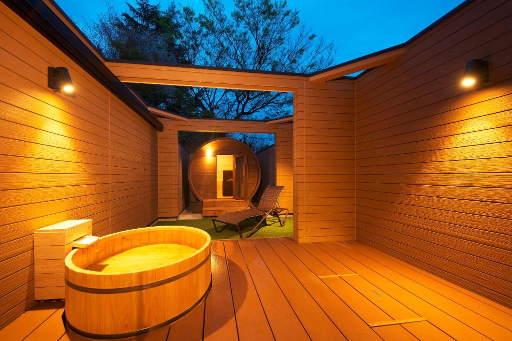 笛吹市甲子园铭庭日式旅馆的木甲板上的一间带浴缸的浴室
