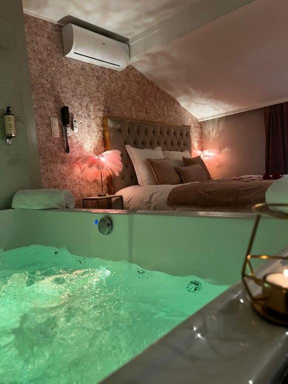 列日Hôtel Mademoiselle的带浴缸的客房,配有一张床和一张床