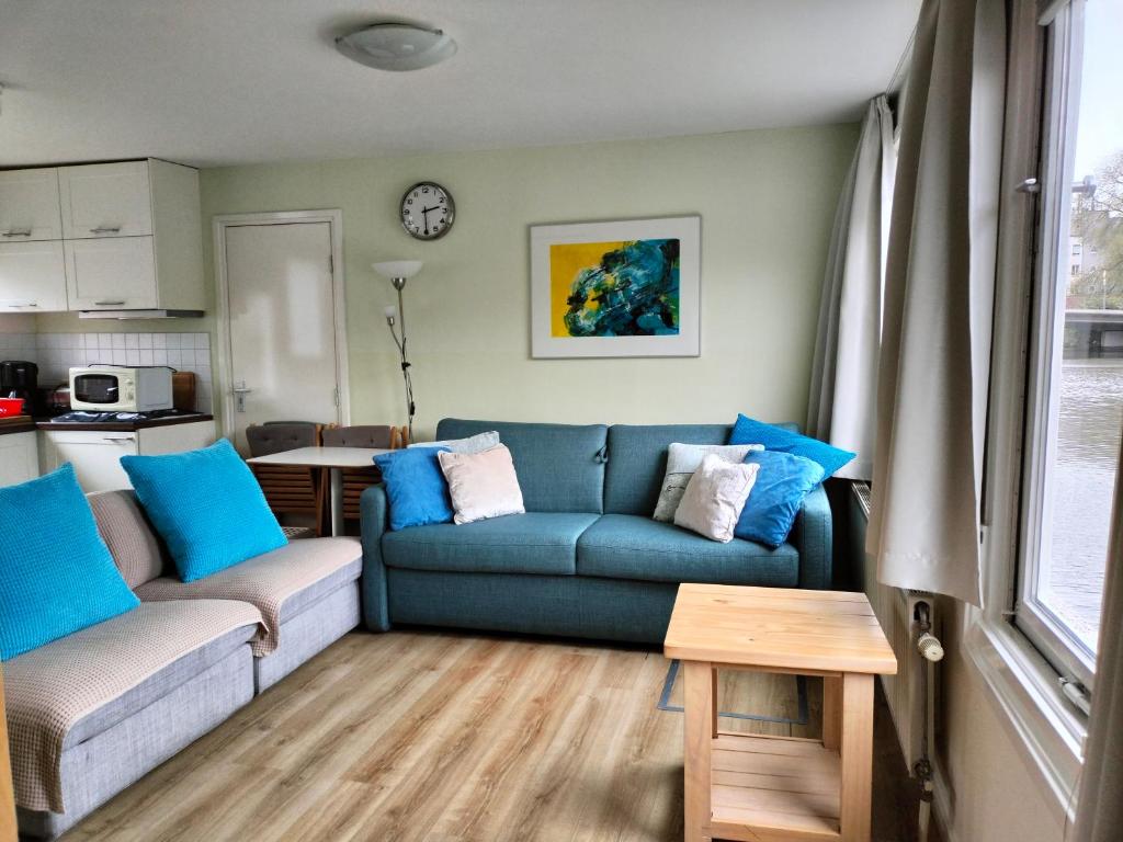 阿姆斯特丹Apartment at the East side, close to center的客厅配有蓝色的沙发和桌子