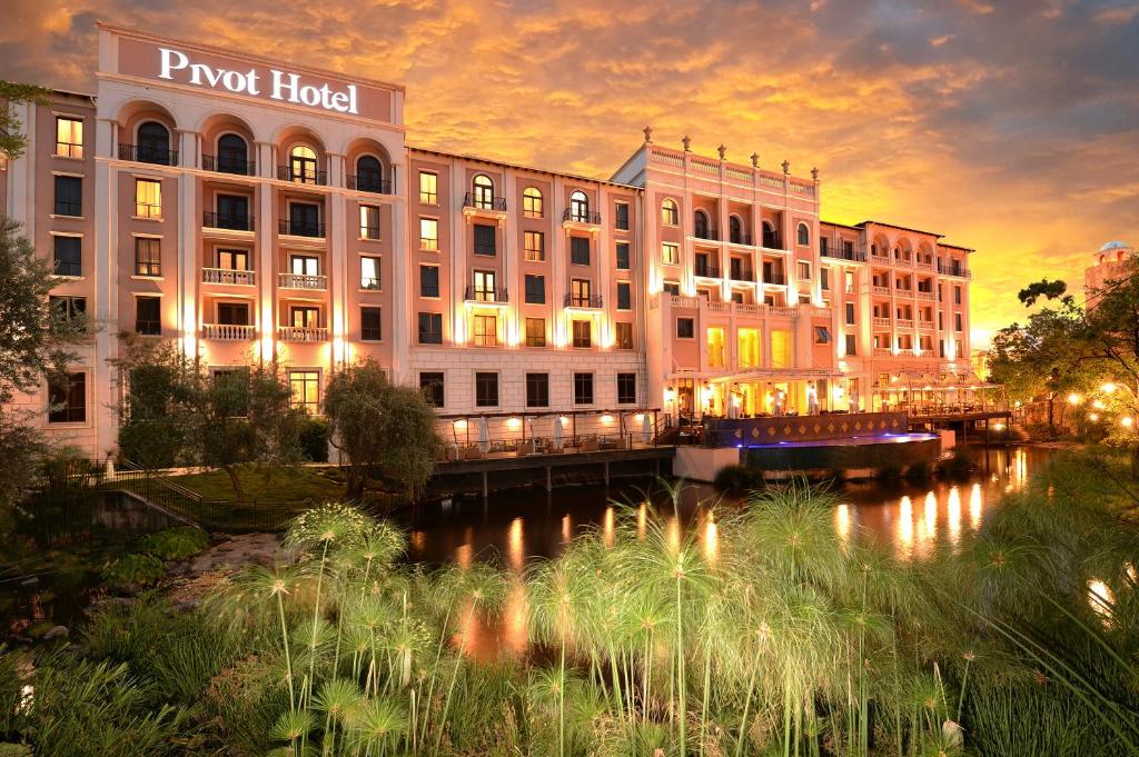 约翰内斯堡Pivot Hotel Montecasino的河上桥梁的 ⁇ 染酒店