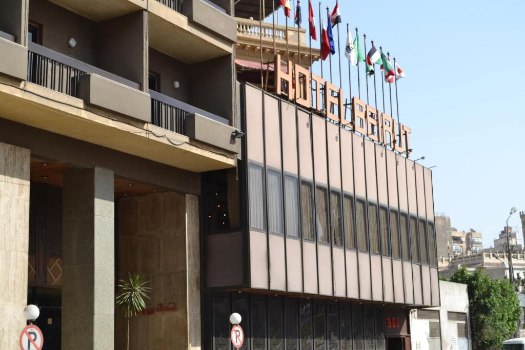 开罗贝鲁特开罗酒店的酒店大楼的顶部有旗帜