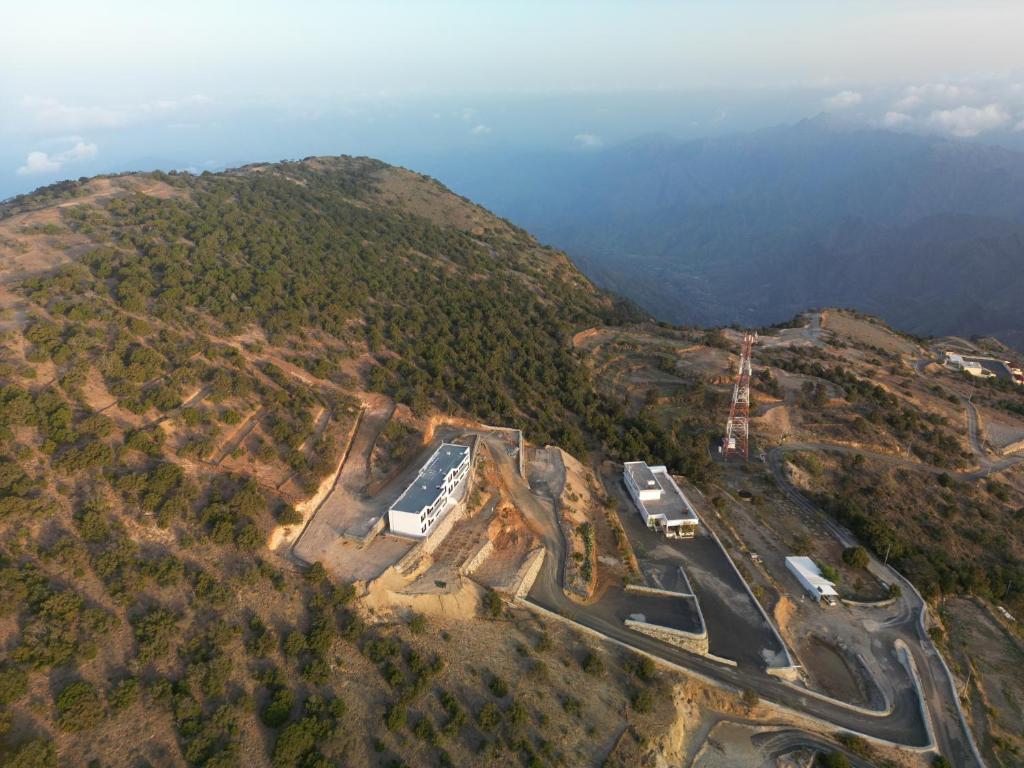 萨维奇منتجع جبل رثباء Rathba Mountain Resort的空中的山景,上面有一条路