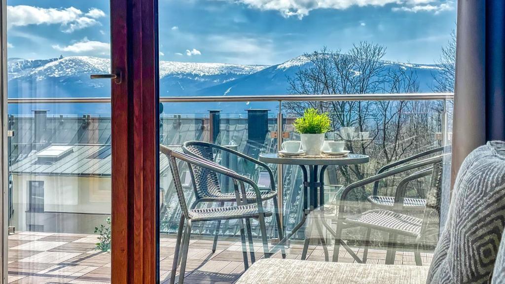 斯克拉斯卡波伦巴Apartamenty ROYAL APARTS VIP Widok 800 - z panoramą gór的阳台享有风景,配有桌椅