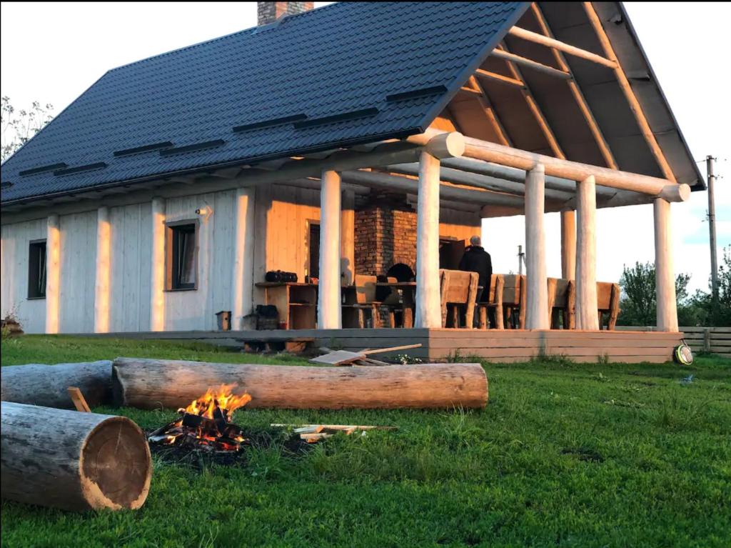 KrekhayevZubyria Lodge的前面草地上放火的房子