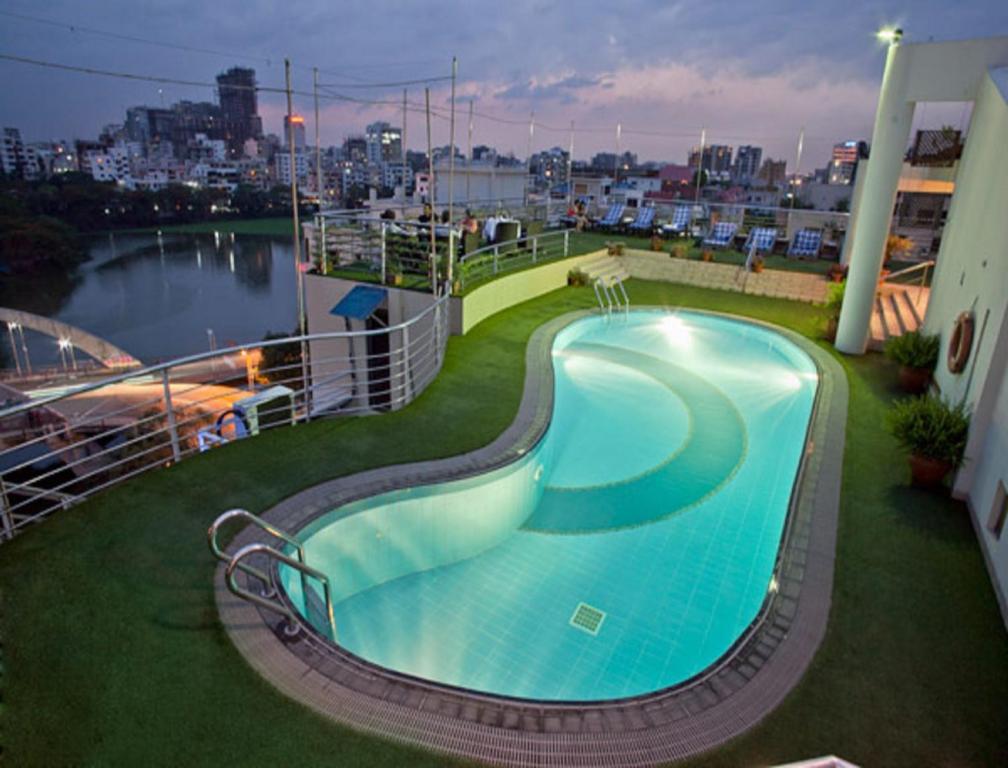 达卡湖滨酒店&公寓的大楼顶部的大型游泳池