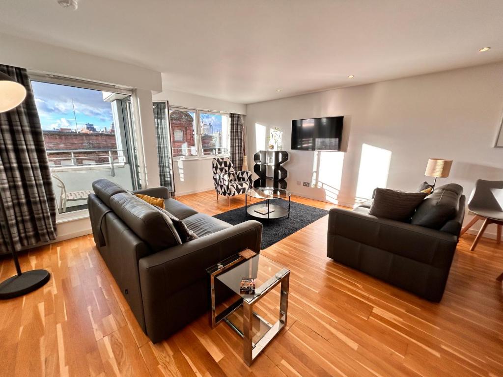 格拉斯哥Tolbooth Apartments by Principal Apartments的客厅配有两张沙发和一台电视