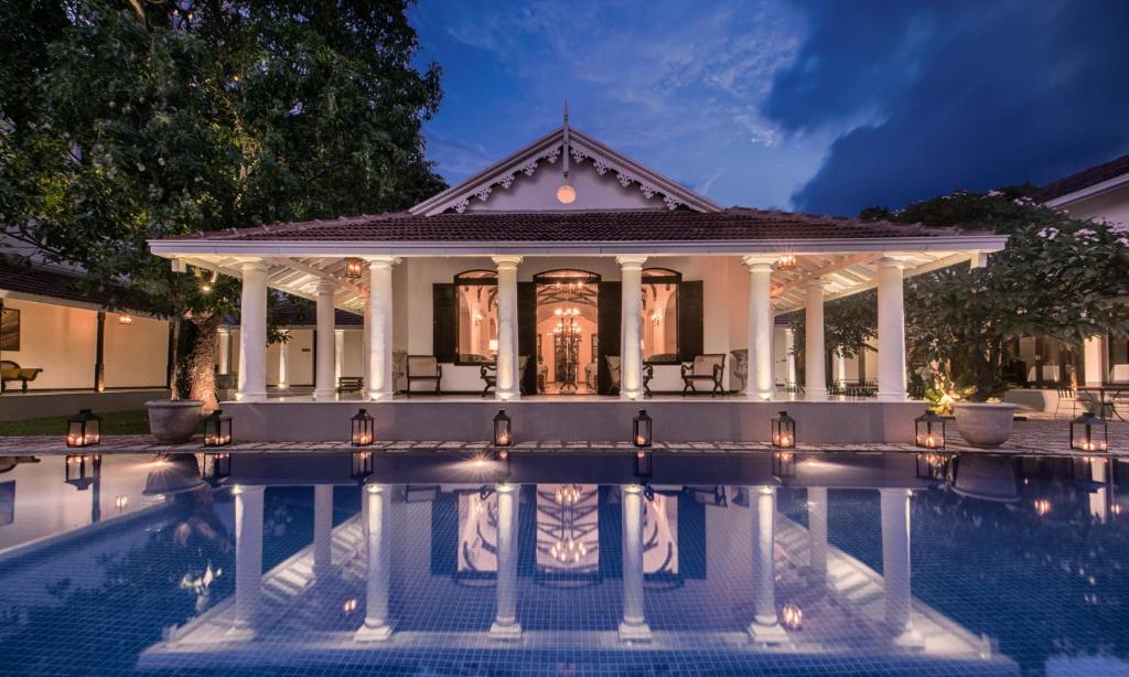 科伦坡Uga Residence - Colombo的一座房子前面设有游泳池