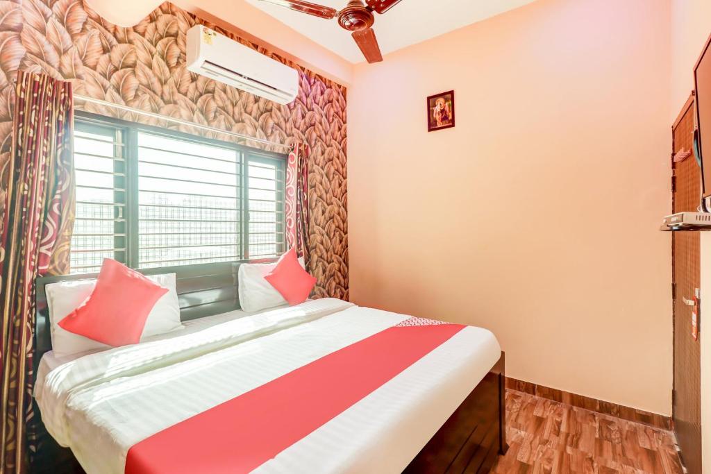 BijnaurOYO Flagship Radhey Krishna Bhawan的一间卧室设有一张床和一个窗口