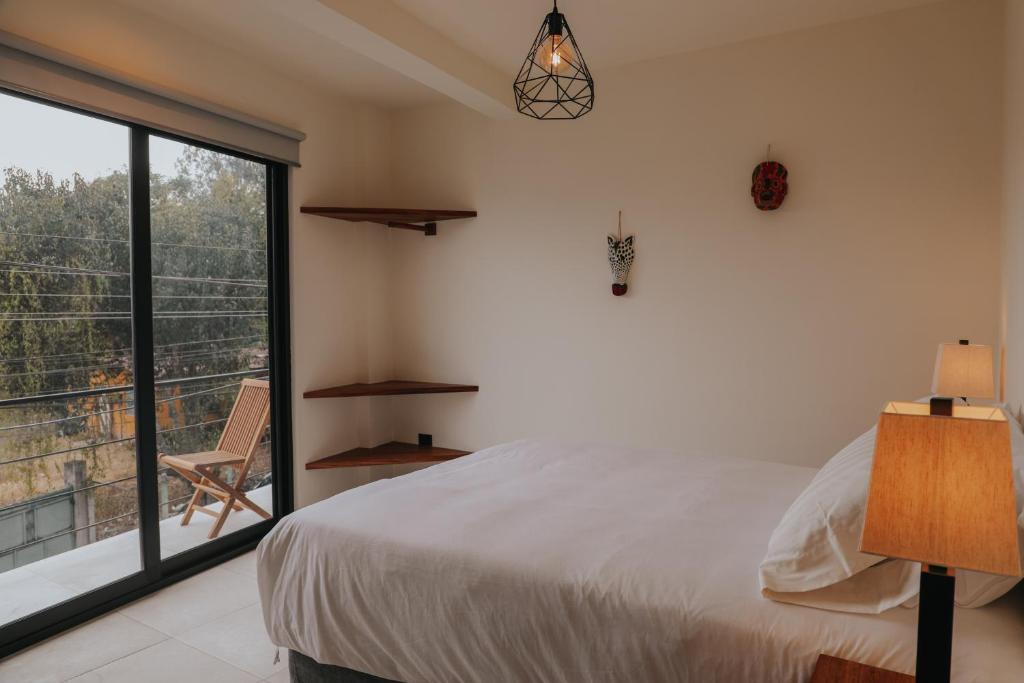 帕纳哈切尔Lahos Apartament's的一间卧室设有一张床和一个大窗户