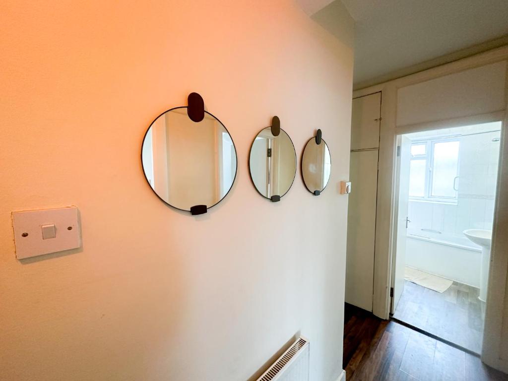 伦敦Eversholt flats的浴室墙上有三面镜子