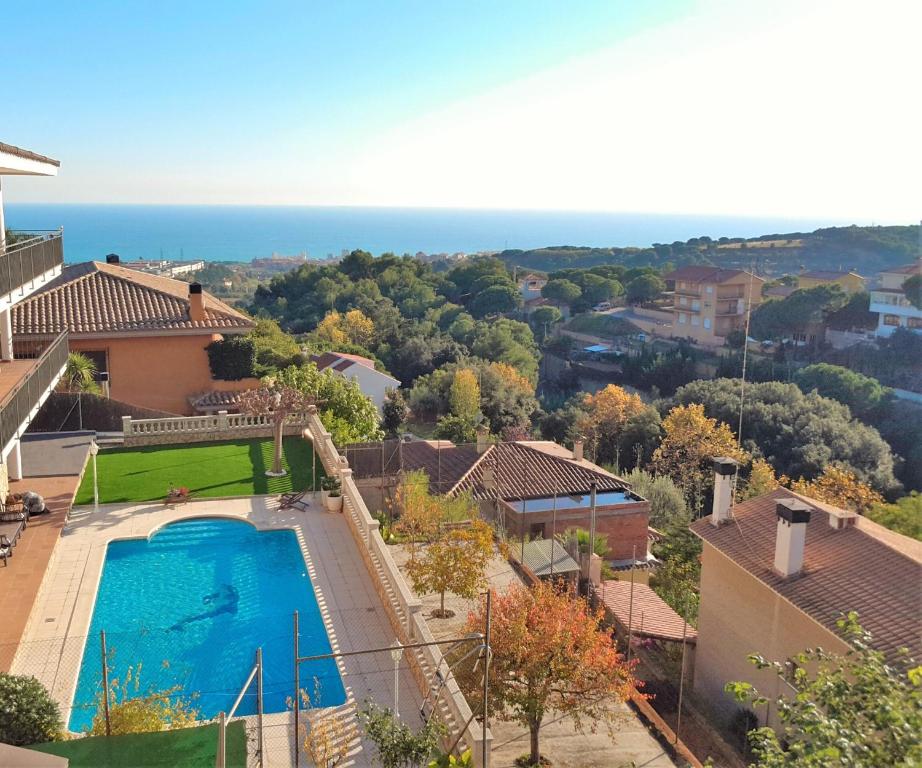 马塔罗Villa Antonia的享有带游泳池的房屋的空中景致