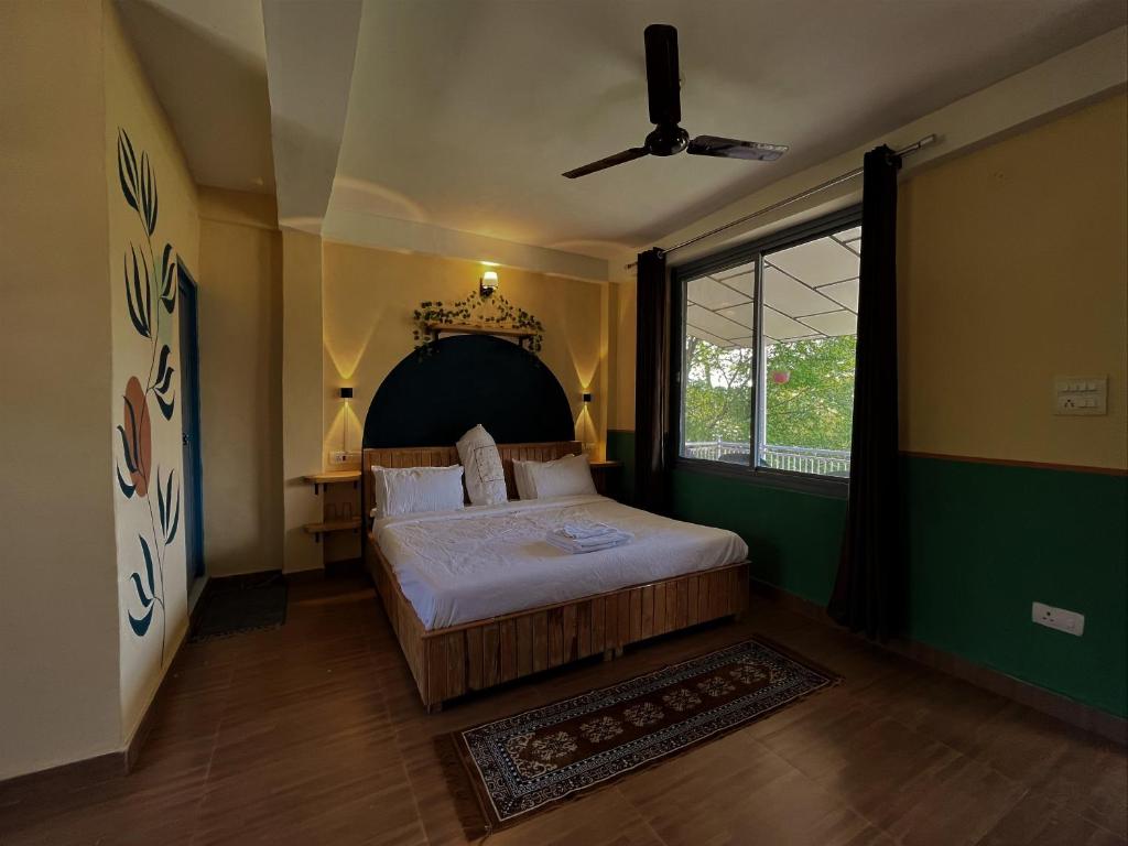 比尔瓦THG - The Hidden Garden Bir的一间卧室设有一张大床和一个窗户。