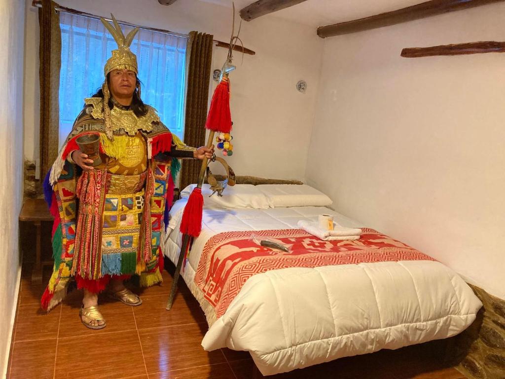 奥兰太坦波Mirador inka的站在房间床边的人