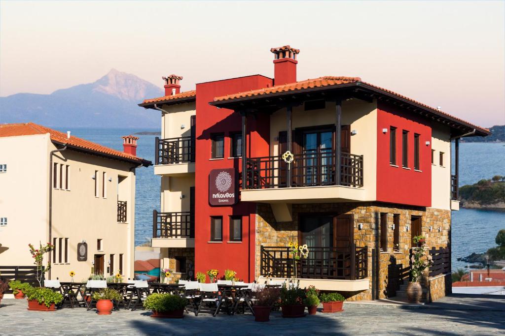 阿莫利亚尼岛向日葵宾馆的水边带阳台的红色建筑