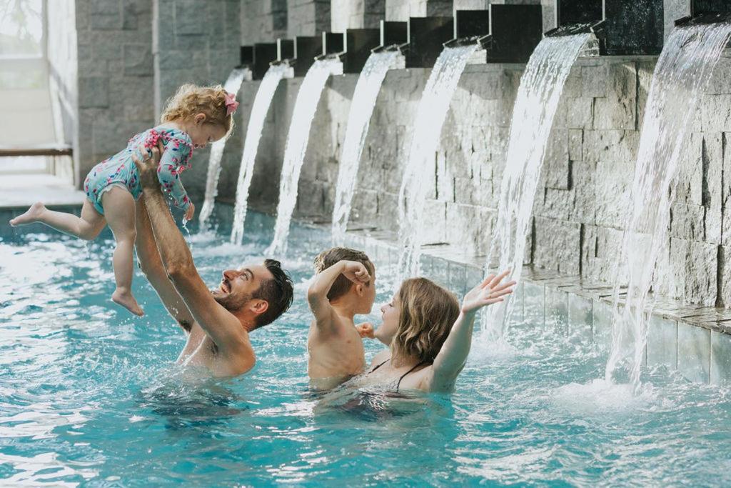 格拉玛多Exclusive Gramado Hotel & Spa by Gramado Parks的一群人在喷泉里玩耍