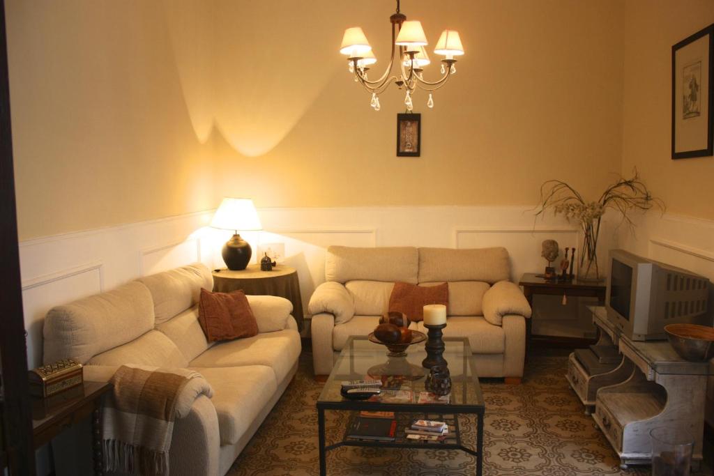 大加那利岛拉斯帕尔马斯托莱多公寓的客厅配有两张沙发和一台电视机
