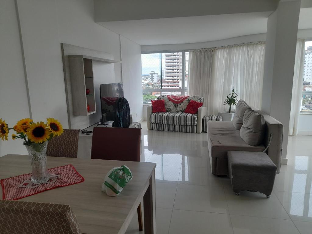 卡庞达卡诺阿Confortável apartamento na praia的客厅配有沙发和桌子