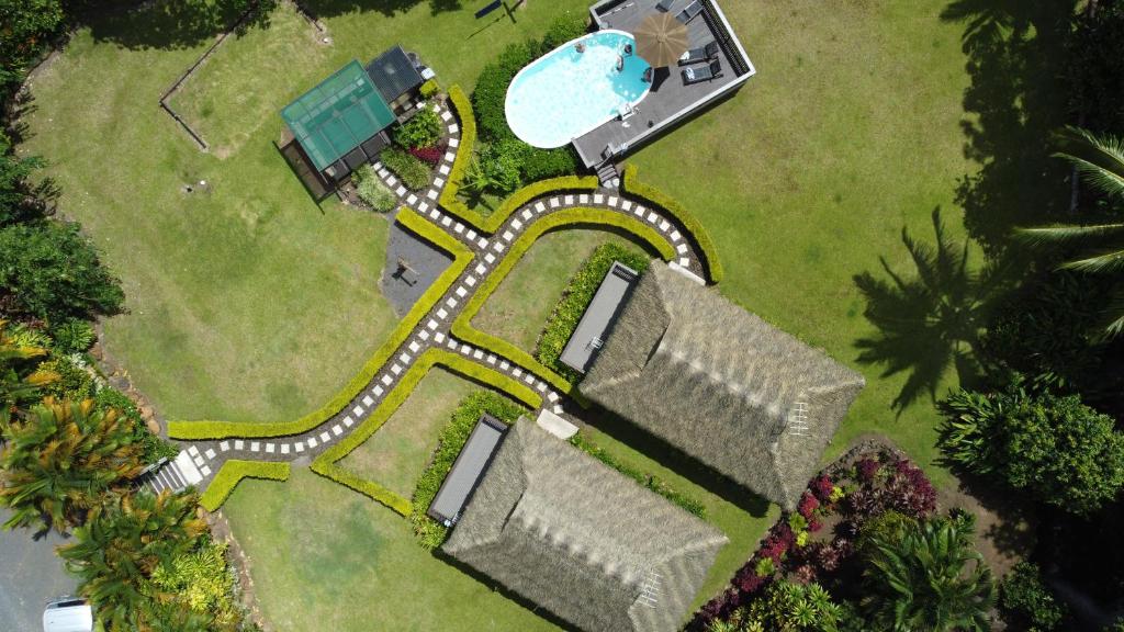 拉罗汤加JJ's Retreat的享有庭院空中美景,设有游泳池