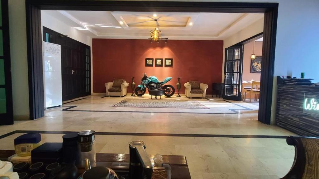 伊斯兰堡Winter Hotel的客房享有停放摩托车的房间的景色