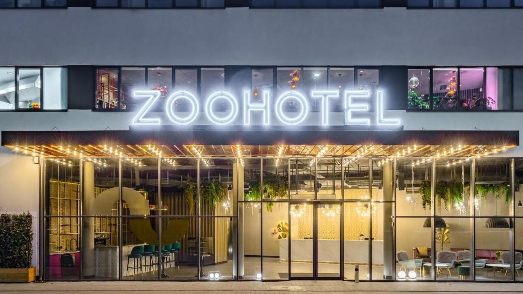 弗罗茨瓦夫Hotel Zoo by Afrykarium Wroclaw - MAMY WOLNE POKOJE !的建筑前方的佐托贝尔标志