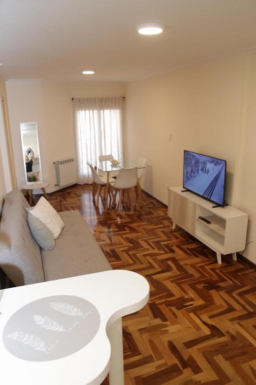 科尔多瓦Parana 540 - Nueva Córdoba的带沙发和平面电视的客厅