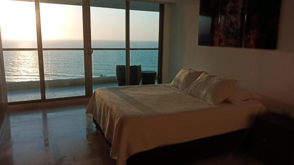 卡塔赫纳Luxury apartment in Morros - Cartagena de Indias的一间卧室设有一张床,享有海景