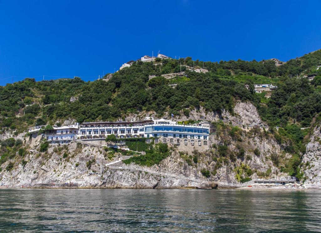 切塔拉塞图斯酒店的水边悬崖上的酒店