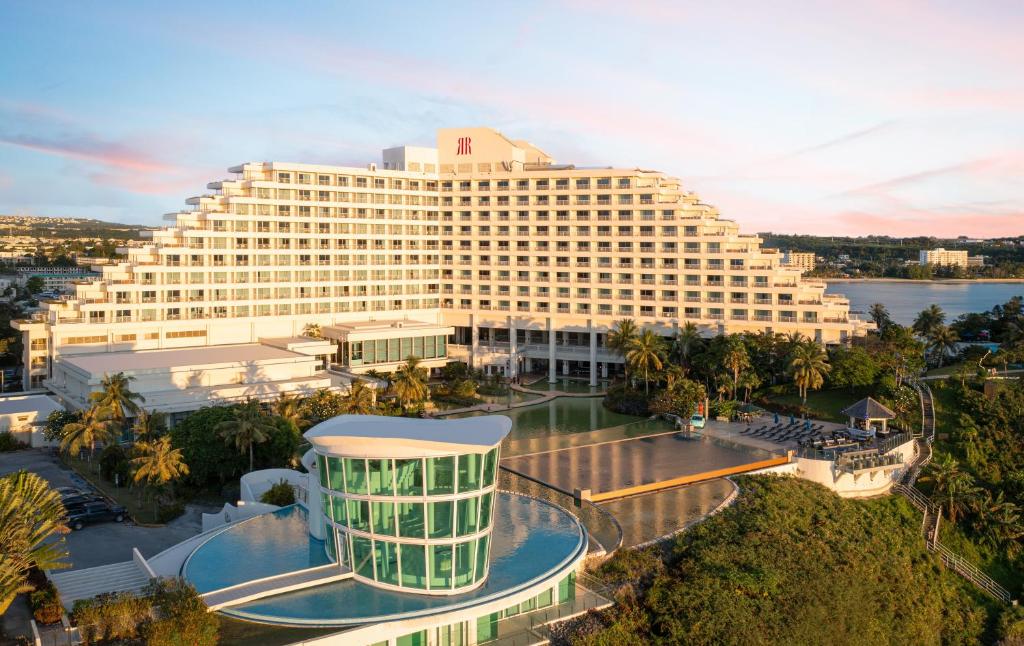 塔穆宁RIHGA Royal Laguna Guam Resort的享有酒店大楼的顶部景色