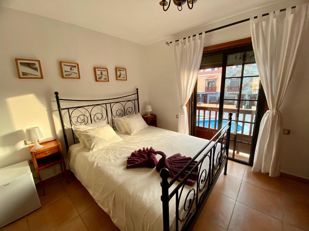 厄尔梅达诺Bedroom Medanomar 2的一间卧室设有一张床和一个阳台