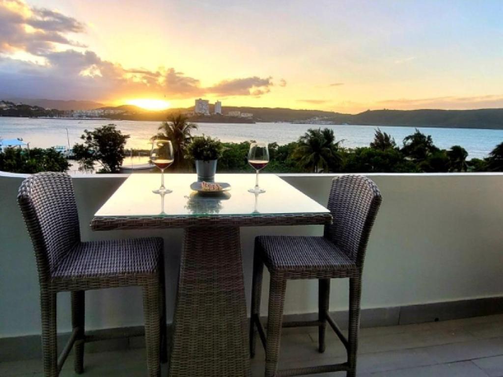 法哈多Ocean Zen的阳台上的桌子和两杯葡萄酒