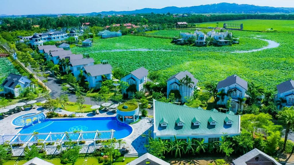 Phú ThọVườn Vua Resort & Villas的度假村的空中景致