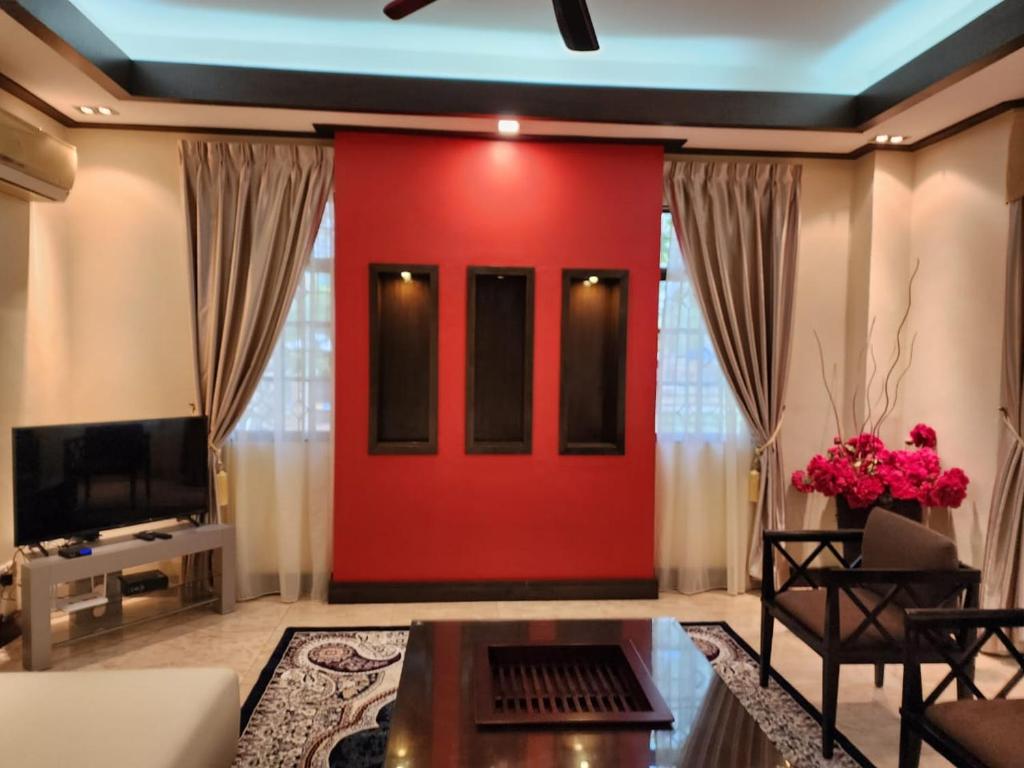 普特拉贾亚Mawar Singgah的客厅设有红色的墙壁