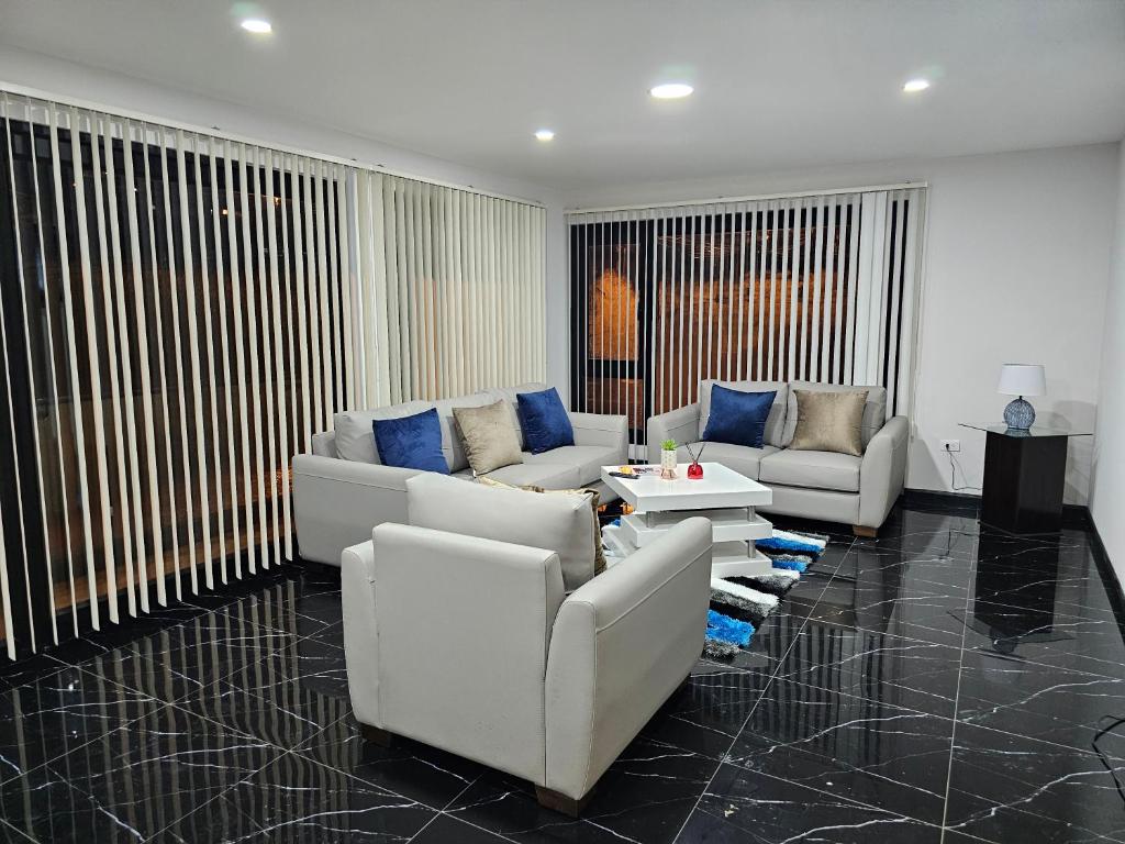 昆卡apartamento de lujo的客厅配有两张沙发和一张桌子