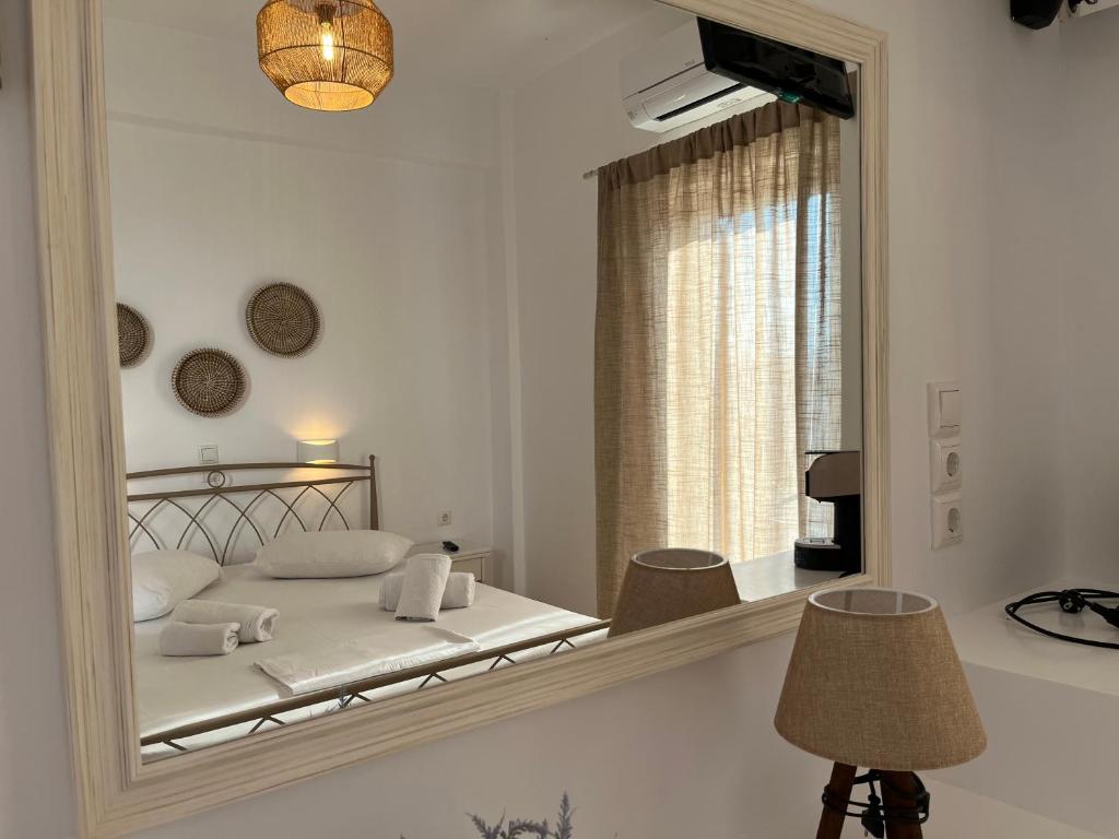 安迪帕罗斯岛Hotel Chrisoula的一间带大镜子和床的卧室