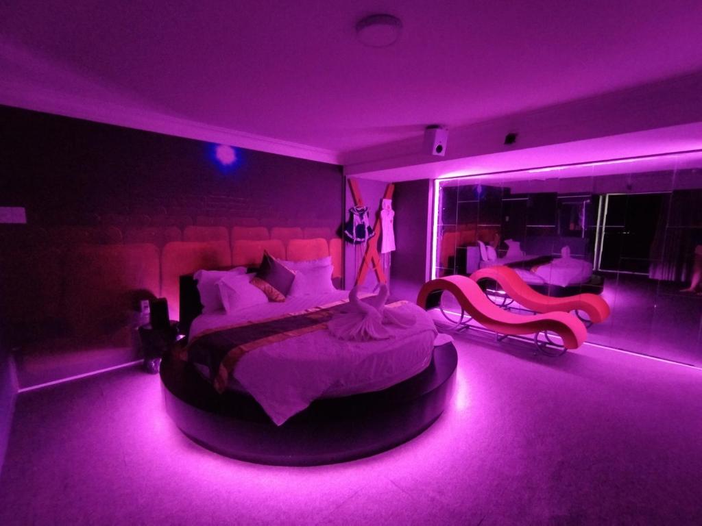Cái RăngTina 2 Hotel的紫色客房,设有两张床,位于一间设有床铺的房间内。
