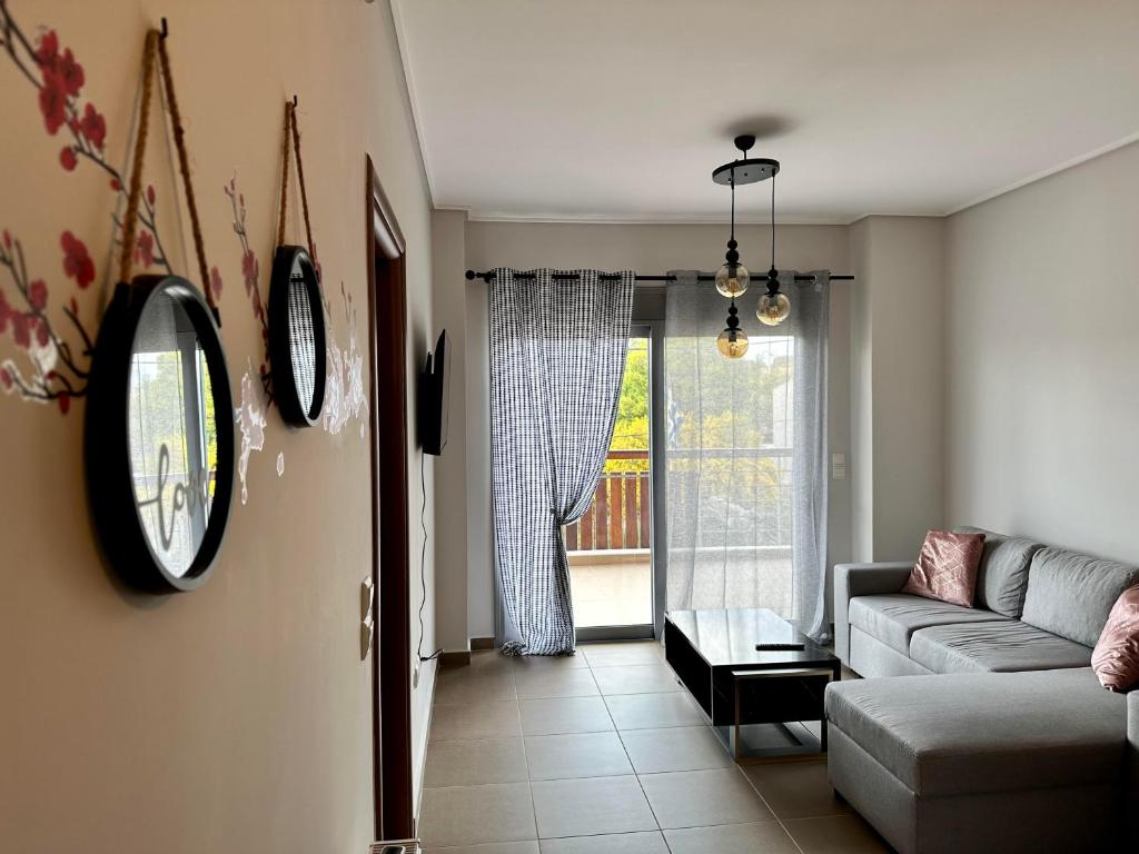 Áyios SpirídhonEVa's Luxury Apartments No 2的带沙发和大窗户的客厅