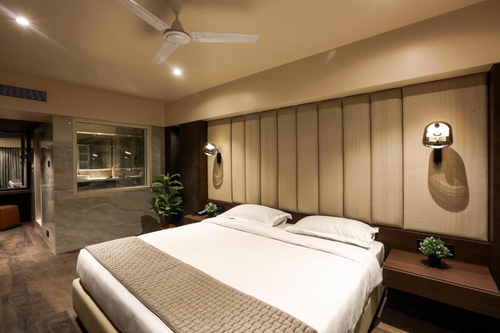 纳威孟买Hotel Corporate的一间卧室设有一张大床和淋浴