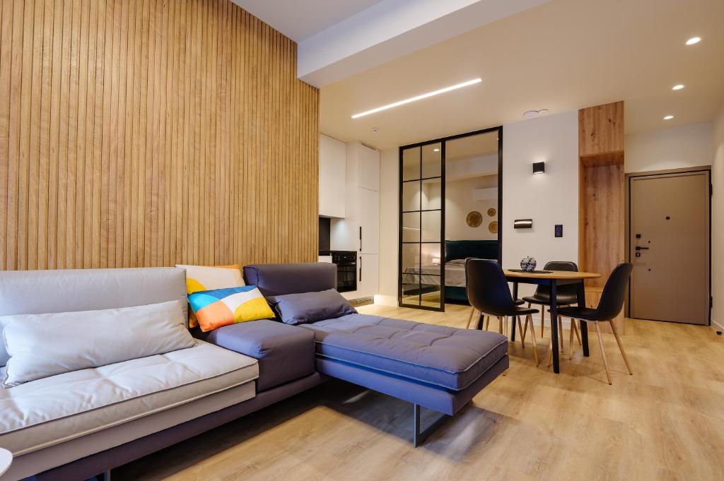 雅典Goudi 4th Floor Greece Apartments的客厅配有沙发和桌子