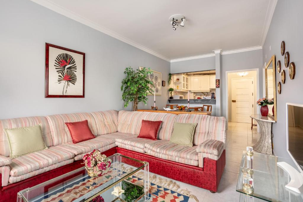 卡帕里卡海岸JOIVY Vibrant flat with balcony的客厅配有沙发和桌子