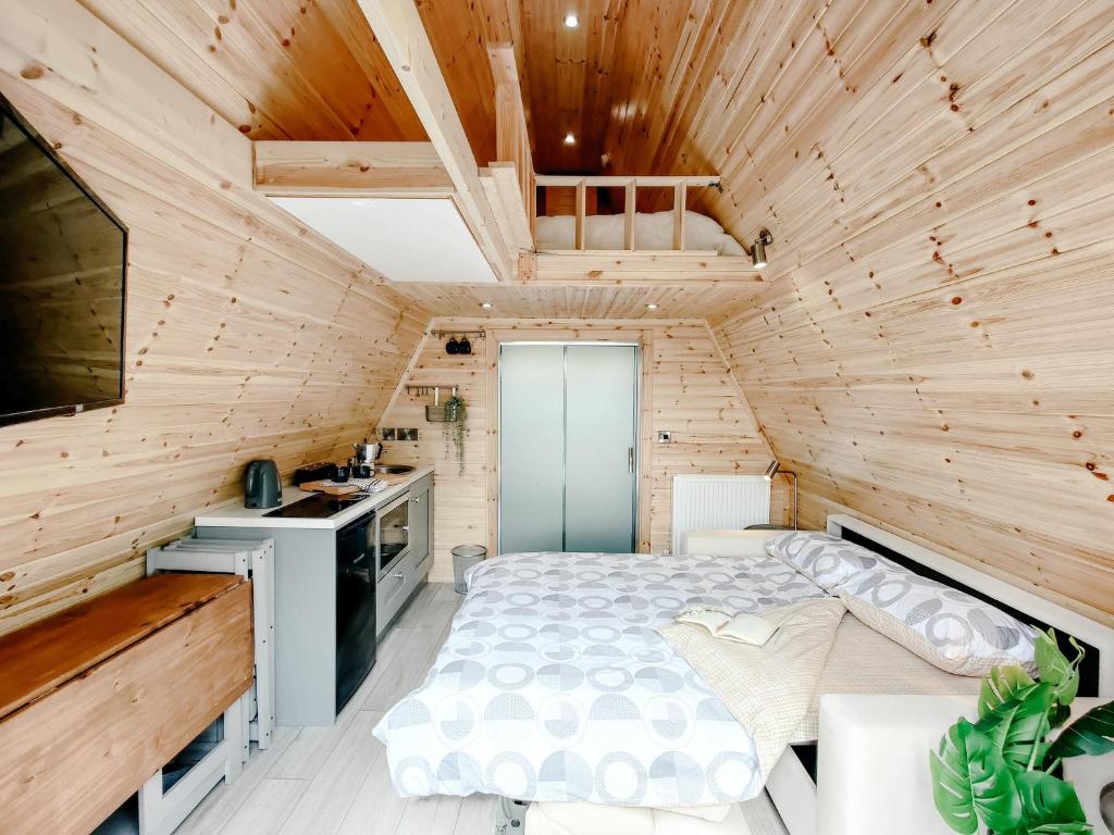 Bective Mill Glamping & Camping的小木屋内的卧室,配有床