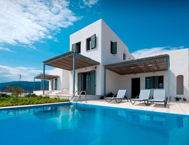 斯基罗斯岛Superior Villa Lino的别墅前设有游泳池