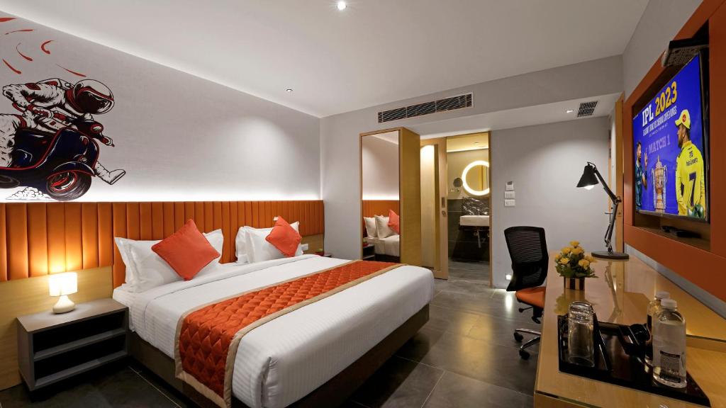 班加罗尔Hotel City Keys By Rivido, Electronic City的酒店客房设有一张大床和一台电视。
