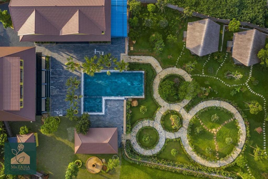 巴位Ms Taha Villas Ba Vi - Venuestay的享有带游泳池的度假村的顶部景致