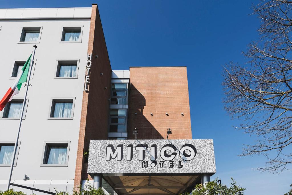 博洛尼亚Mitico Hotel & Natural Spa的大楼前的酒店标志