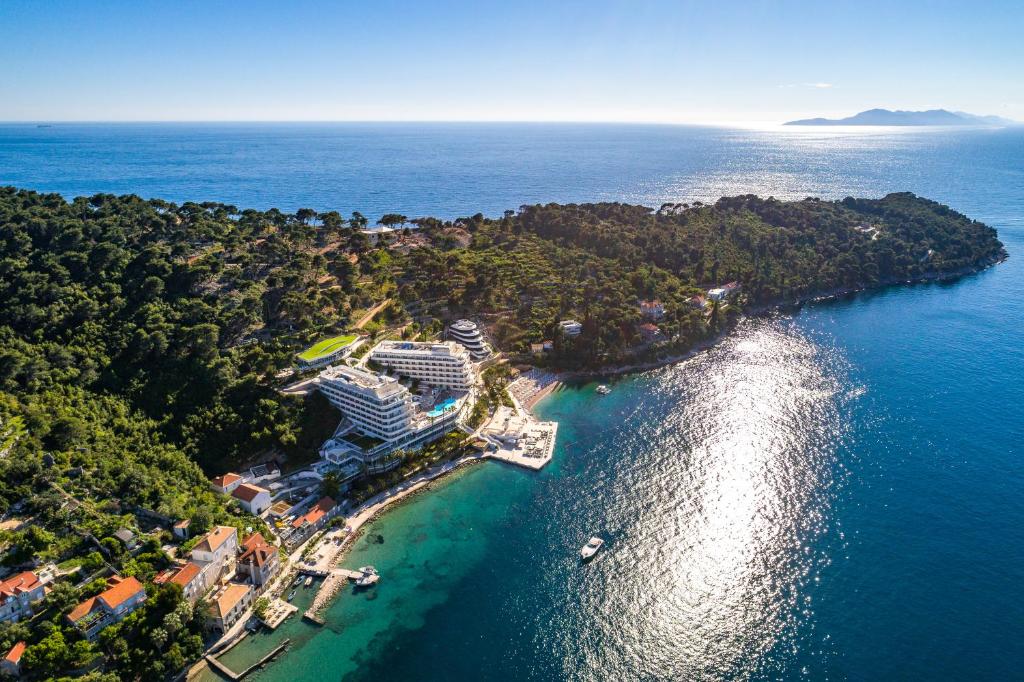 洛帕德RMH Lopud Lafodia Resort & Wellness的水中岛屿上度假村的空中景观