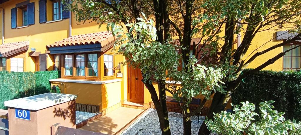 阿霍La casita de Chefy (Ajo) Nuevo chalet vacacional的一间黄色的小房子,有红色的门
